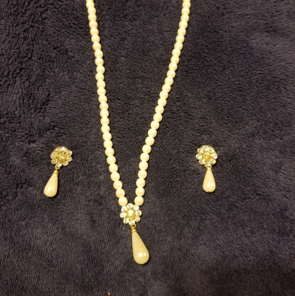 Pearl necklace and earrings set